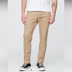 Gap Essential Khaki in Slim Fit